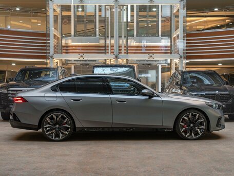 2026 BMW 5 серии 540d xDrive VIII (G60/G61/G68), серый, 14390000 рублей, вид 5