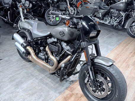 2018 Harley-Davidson Fat Bob, серый, 1599000 рублей, вид 1