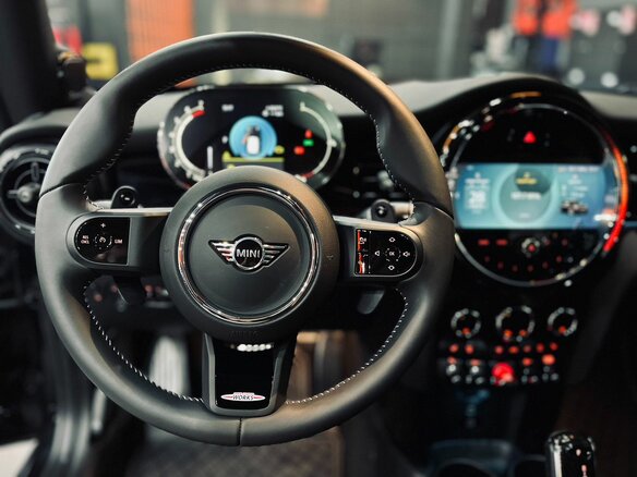 2023 Mini Hatch Cooper S III (F55/F56) Рестайлинг 2, чёрный - вид 10