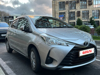 2017 Toyota Vitz III (XP130) Рестайлинг 2, серебристый, 900000 рублей, вид 2