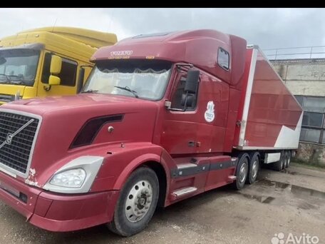 2004 Volvo VNL, красный, 1500000 рублей, вид 1