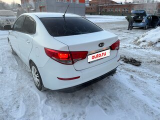 2016 Kia Rio III Рестайлинг, белый, 900000 рублей, вид 4