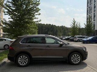 2017 Volkswagen Tiguan II, коричневый, 2500000 рублей, вид 3
