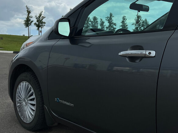 2014 Nissan Leaf (EM57) I (ZE0/AZE0), серый, 725000 рублей - вид 8