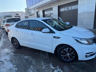 2015 Kia Rio III Рестайлинг, белый, 880000 рублей, вид 1