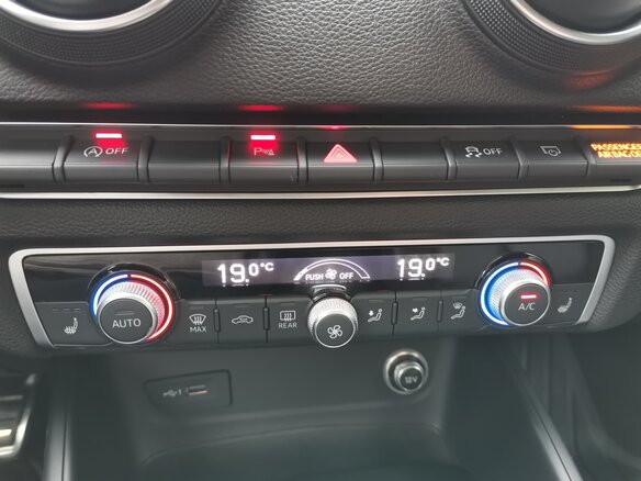 2019 Audi A3 III (8V) Рестайлинг, чёрный, 2370000 рублей - вид 9