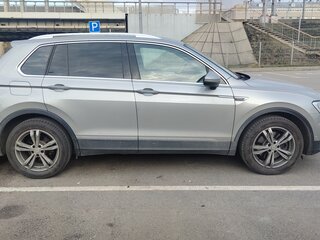 2017 Volkswagen Tiguan II, серебристый, 2300000 рублей, вид 2