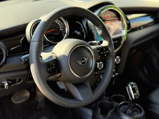 2023 Mini Hatch Cooper III (F55/F56) Рестайлинг 2, чёрный, 2140000 рублей, вид 4