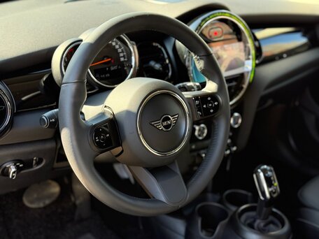 2023 Mini Hatch Cooper III (F55/F56) Рестайлинг 2, чёрный, 2410000 рублей, вид 4