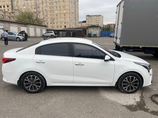 2020 Kia Rio IV Рестайлинг, белый, 1485000 рублей, вид 2