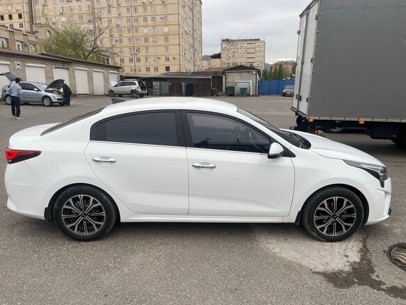 2020 Kia Rio IV Рестайлинг, белый, 1485000 рублей - вид 1