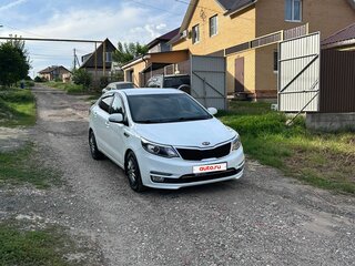 2016 Kia Rio III Рестайлинг, белый, 850000 рублей, вид 4