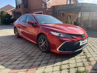 2021 Toyota Camry VIII (XV70) Рестайлинг, красный, 3500000 рублей, вид 2