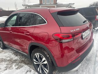 2020 Mercedes-Benz GLA 200 II (H247), красный, 3200000 рублей, вид 3