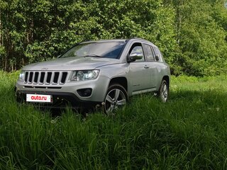 2011 Jeep Compass I Рестайлинг, серебристый, 900000 рублей, вид 1