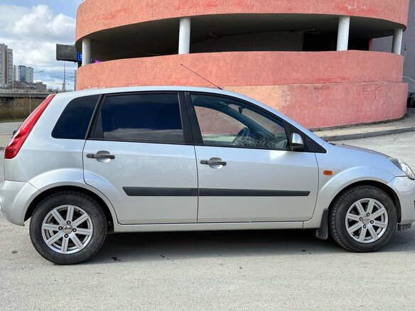 2006 Ford Fiesta Mk5, серебристый - вид 2