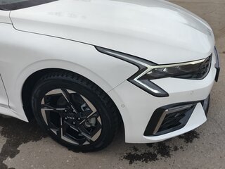 2025 Kia K5 III Рестайлинг, белый, 4250000 рублей, вид 3
