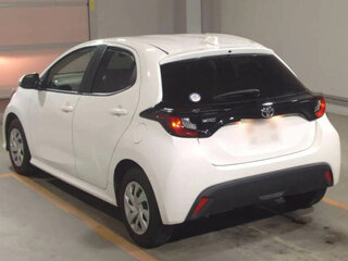 2022 Toyota Yaris IV, белый, 750000 рублей, вид 4