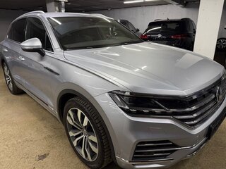 2018 Volkswagen Touareg III, серебристый, 5500000 рублей, вид 4