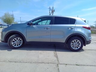 2019 Kia Sportage IV Рестайлинг, серебристый, 1800000 рублей, вид 4