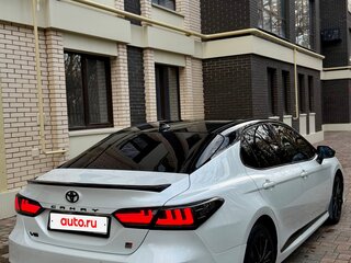 2021 Toyota Camry VIII (XV70) Рестайлинг, белый, 3250000 рублей, вид 4