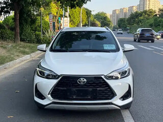 2022 Toyota Yaris IV, белый, 1190000 рублей, вид 2