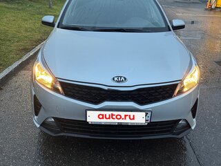 2020 Kia Rio IV Рестайлинг, серебристый, 1200000 рублей, вид 2