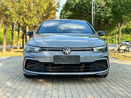 2023 Volkswagen Golf VIII, серый, 1950000 рублей, вид 2
