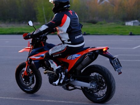 2024 KTM 690 SMC R, оранжевый, 1400000 рублей, вид 4