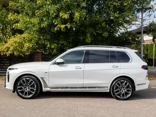 2025 BMW X7 40d I (G07) Рестайлинг, белый, 14200000 рублей, вид 4