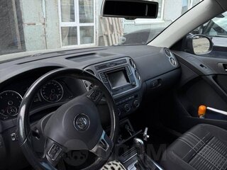 2016 Volkswagen Tiguan AMT I Рестайлинг, чёрный, 2300000 рублей, вид 4