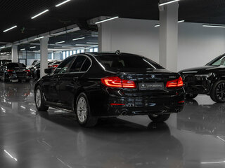 2018 BMW 5 серии 520d xDrive VII (G30/G31/G38), чёрный, 2840000 рублей, вид 4