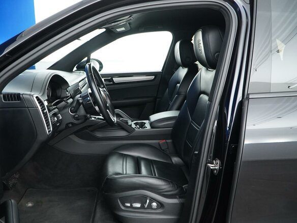 2018 Porsche Cayenne III, чёрный, 5799044 рублей - вид 9