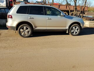 2008 Volkswagen Touareg I Рестайлинг, серебристый, 1100000 рублей, вид 2