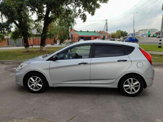 2013 Hyundai Solaris I, серебристый, 610000 рублей, вид 4