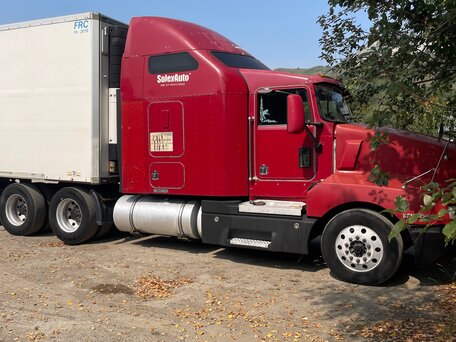 2004 Kenworth T600, красный, 1100000 рублей, вид 1