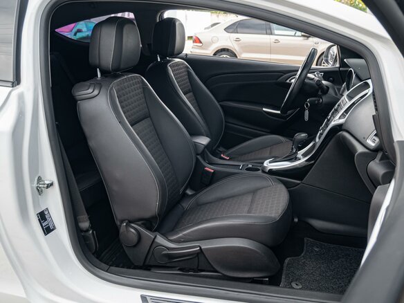 2013 Opel Astra GTC J Рестайлинг, белый, 765000 рублей - вид 7