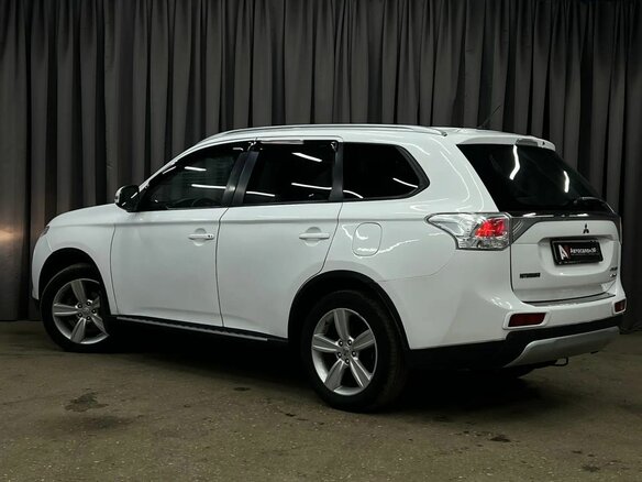 2014 Mitsubishi Outlander III Рестайлинг, белый, 1049888 рублей - вид 2