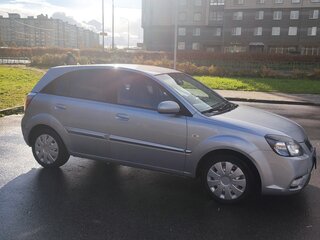 2010 Kia Rio II Рестайлинг, серебристый, 600000 рублей, вид 4