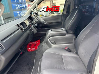 2017 Toyota HiAce H200 Рестайлинг, белый, 4640000 рублей, вид 3