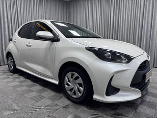 2020 Toyota Yaris IV, белый, 1400000 рублей, вид 2