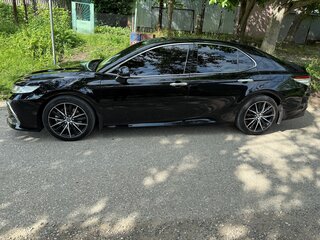 2020 Toyota Camry VIII (XV70) Рестайлинг, чёрный, 3350000 рублей, вид 3