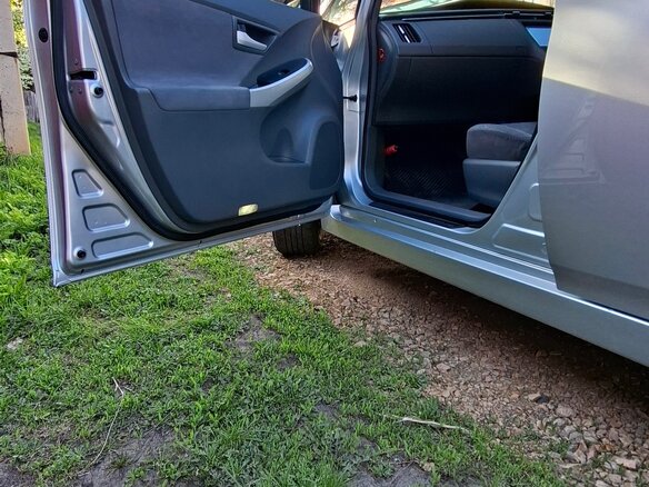 2011 Toyota Prius III Рестайлинг (XW30), серебристый, 1150000 рублей - вид 18