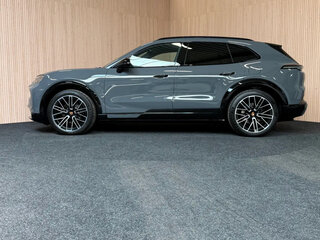 2026 Porsche Cayenne Electric IV, серый, 22000000 рублей, вид 2