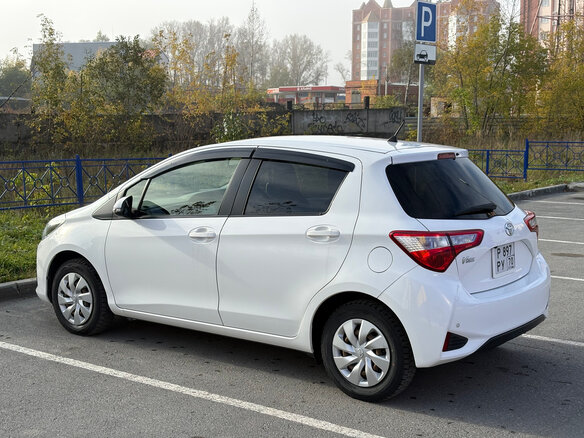 2017 Toyota Vitz III (XP130) Рестайлинг 2, белый, 880000 рублей - вид 6