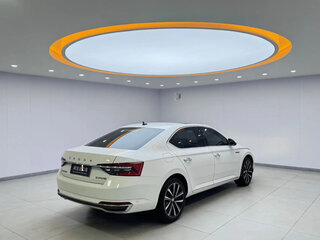 2023 Skoda Superb III Рестайлинг, белый, 1949500 рублей, вид 4