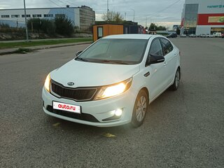 2013 Kia Rio 4-speed III, белый, 600000 рублей, вид 2