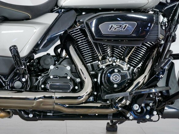 2023 Harley-Davidson CVO Street Glide, серебристый, 3899000 рублей - вид 9