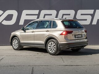 2017 Volkswagen Tiguan II, бежевый, 2255000 рублей, вид 2