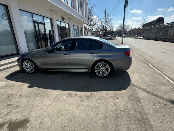 2010 BMW 5 серии 550i xDrive VI (F10/F11/F07), серый, 1850000 рублей - вид 3